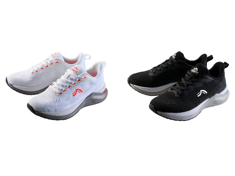 Twee paar sportschoenen, één wit met oranje accenten en één zwart met witte accenten.