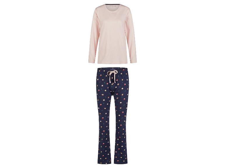 Un haut rose à manches longues et un pantalon de pyjama bleu marine à motif de Noël.