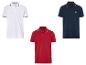 Witte, rode en donkerblauwe poloshirts; één shirt heeft een subtiel logo.