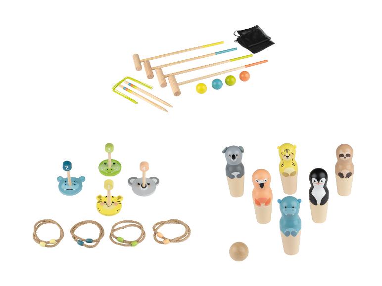 Un ensemble de jouets en bois, y compris le croquet, le lancer d'anneaux et les quilles avec des motifs d'animaux.
