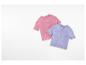Deux t-shirts pour enfants, un rose et un violet, posés sur un fond blanc.