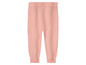 Pantalon en tricot rose pour bébé.