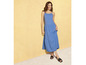 Une femme portant une robe bleue et des sandales noires.