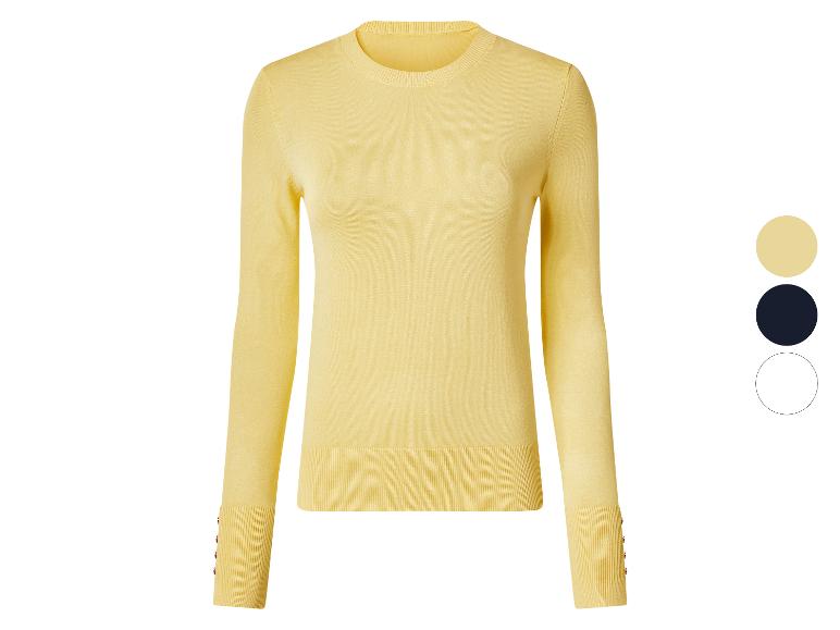 Pull jaune pâle à manches longues et col rond, avec des boutons décoratifs aux poignets.