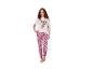 Femme en pyjama Minnie Mouse, avec un haut blanc et un pantalon à pois violets.