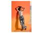 Vrouw in ESMARA® wide-leg broek poseert bij een oranje muur.