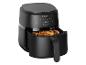 Zwarte airfryer met digitaal display dat 180°C toont en stukjes kip in de mand.