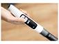 Hand drukt op knop van wit en zwart handheld apparaat met batterij- en modusindicatoren