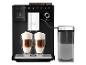 Machine à café Melitta CI Touch avec deux verres de latte macchiato et un réservoir à lait.