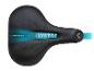 Selle de vélo noire avec une lueur bleue indiquant la mousse à mémoire de forme et le système de circulation d'air.