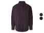 Paarse damesblouse met krijtstreep en knopen, met kleurstalen ernaast.