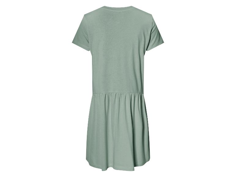 Robe t-shirt vert sauge, style décontracté.