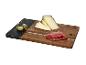 Borrelplank met plakjes kaas, vleeswaren en kappertjes.