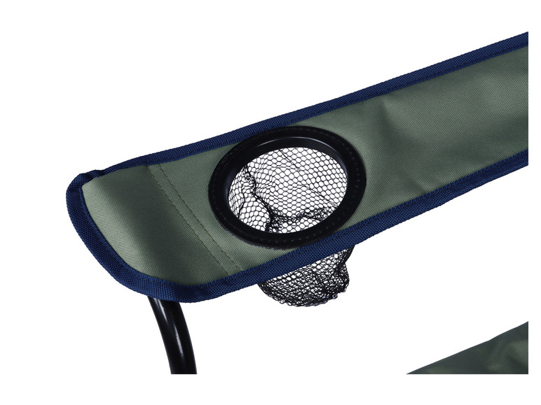 Une chaise de camping verte avec un porte-gobelet en maille.