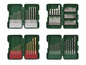 Assortiment boren en schroevendraaiers in groene opbergkoffers.