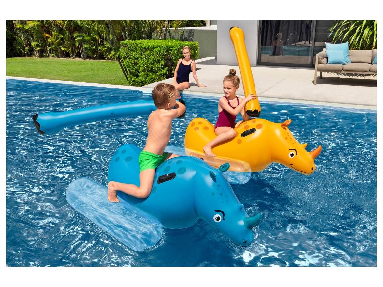 Enfants jouant avec des animaux gonflables en forme de rhinocéros dans une piscine.