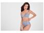 Vrouw in lichtblauwe beha en hoge tailleslip