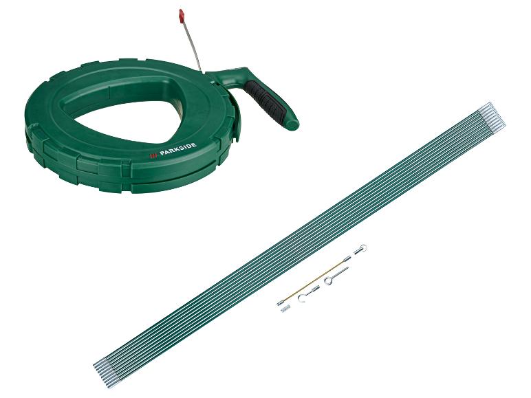 PARKSIDE kabeltrekker met een groene haspel en een set groene staven met diverse hulpstukken.