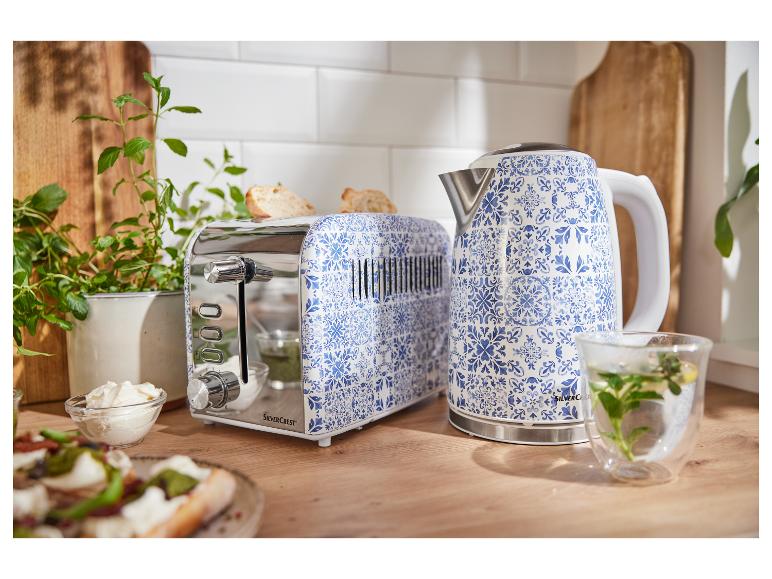 Een SilverCrest broodrooster en waterkoker, blauw-wit design, in een keuken.