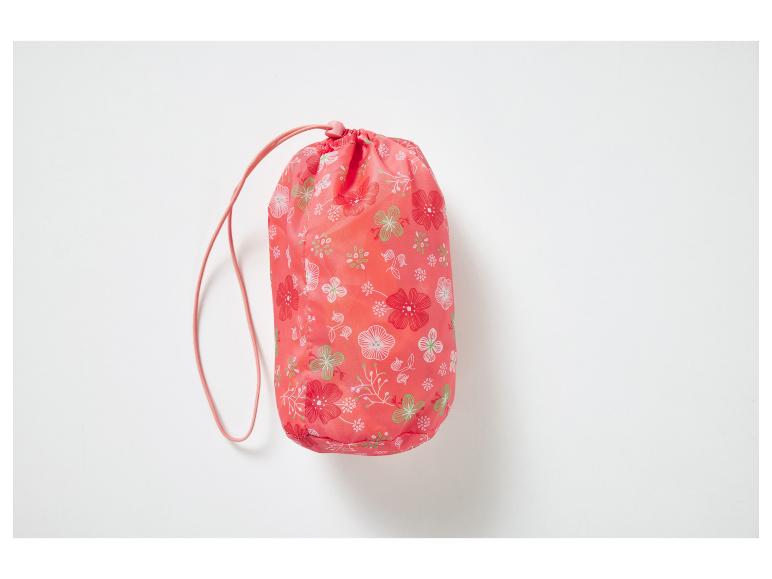Un sac rose à imprimé floral.