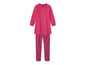 Een roze pyjama met lange mouwen en gestreepte broek.