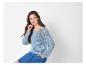 Lichtblauwe opengewerkte trui en jeans rok.