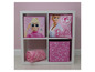 Coussin Barbie, boîte de rangement et couverture dans une armoire blanche.