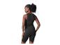 Femme en crop top de sport noir et short cycliste, vue de dos.
