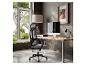 Modern thuiskantoor met ergonomische stoel, houten bureau en computer.