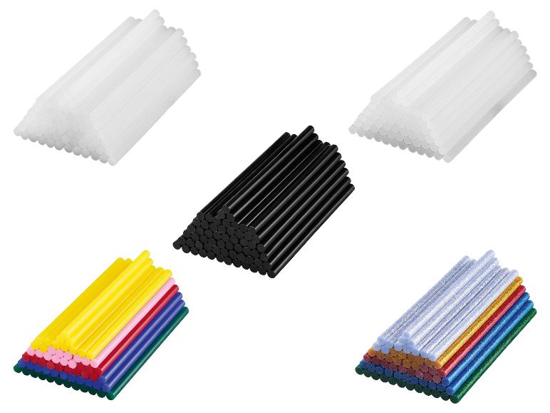 Diverse lijmstokken, waaronder transparante, zwarte en gekleurde met glitters.