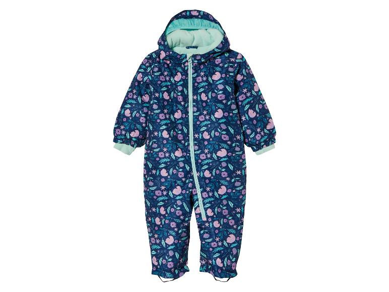 Une combinaison bleue pour enfant avec un motif floral.