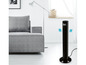 Un ventilateur sur pied noir oscillant dans un salon moderne.