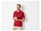 Rode polo en beige broek voor heren.