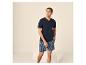 Homme en t-shirt col en V bleu marine et short de pyjama rayé bleu.