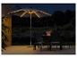Parasol met geïntegreerde LED-verlichting, tuin tafel en stoelen.
