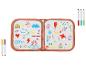 Tableau blanc pliable avec dessins d'enfants colorés et feutres.