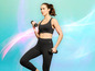 Een vrouw in zwarte sportkleding met een CRIVIT haltergewicht tijdens een work-out.