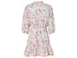 Een witte jurk met roze bloemenprint en een ruche.