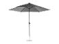Donkergrijze parasol voor de tuin met betonnen voet.