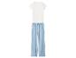 Pyjama deux pièces avec un t-shirt blanc et un pantalon long bleu à rayures blanches.