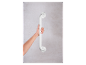 Een hand houdt een wit wandbevestigd handvat vast.