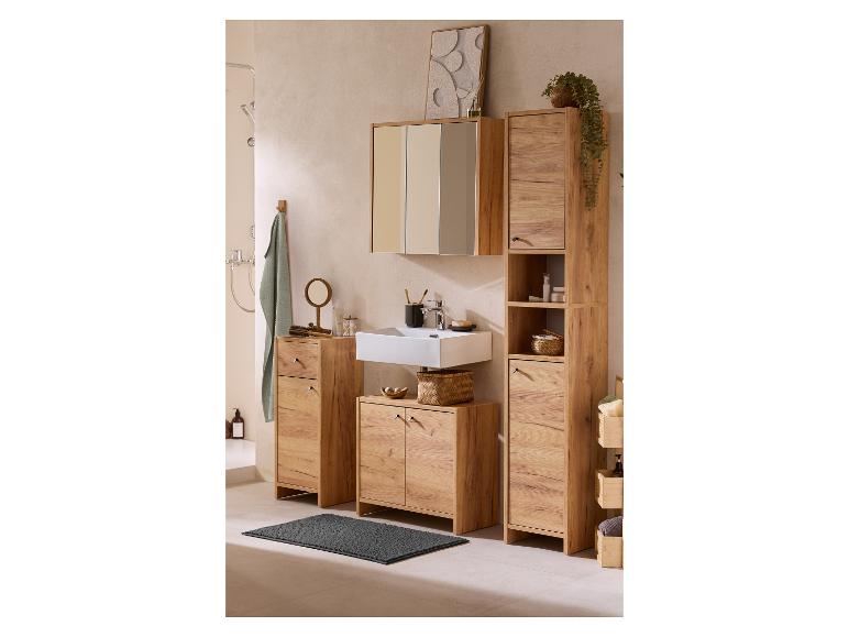 Meubles de salle de bain en bois avec lavabo, armoires et étagères, avec tapis gris.