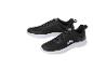 Paar zwarte sportschoenen met witte zolen en wit-gepatroneerde veters.