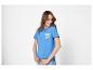 Vrouw in blauw T-shirt met 'CIN CIN' en citroenafbeelding, lachend.