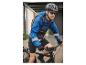 Man in blauw fietsjack, helm en zonnebril op een zwarte fiets.