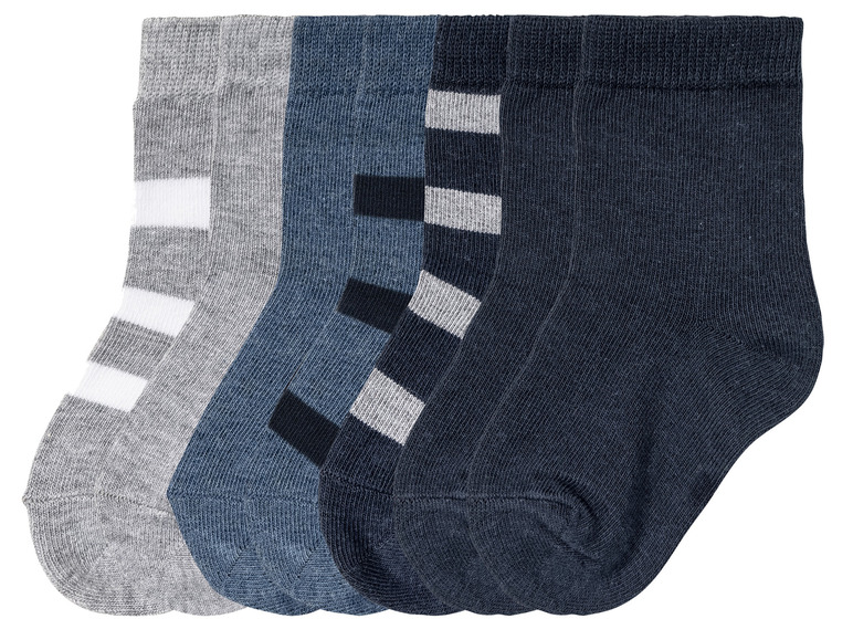 Trois paires de chaussettes rayées en gris, bleu et bleu foncé.
