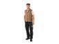 Homme en gilet beige et pantalon de travail noir