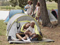 Een stel in een tent op een camping.