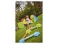 Deux enfants jouent sur un parcours d'obstacles dans le jardin, avec des tentes de jeu en arrière-plan.