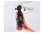 Een hand houdt een Parkside Performance Brushless roterend gereedschap vast, dat een gat in een muur snijdt.